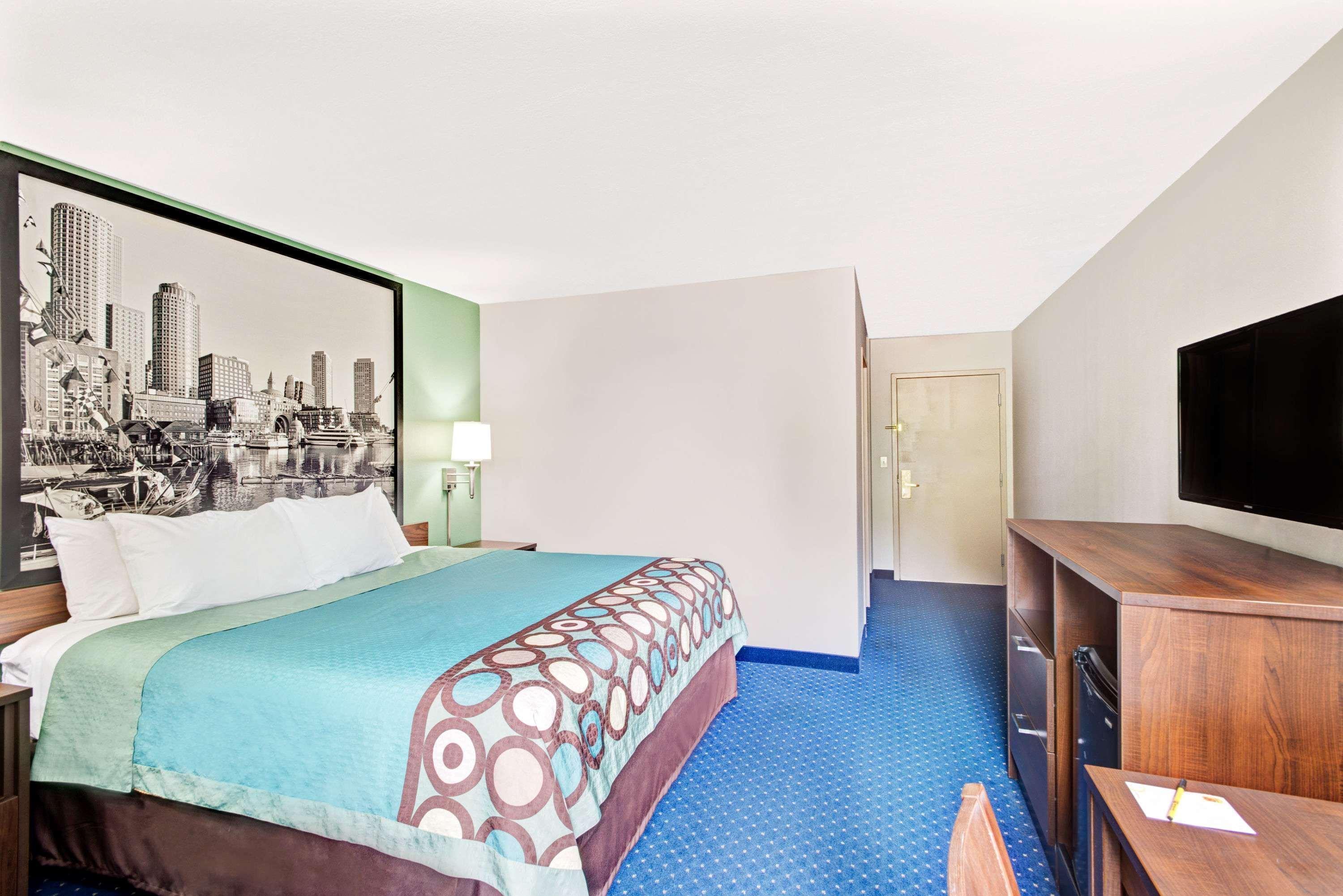 Super 8 by Wyndham Brockton Hotell Exteriör bild