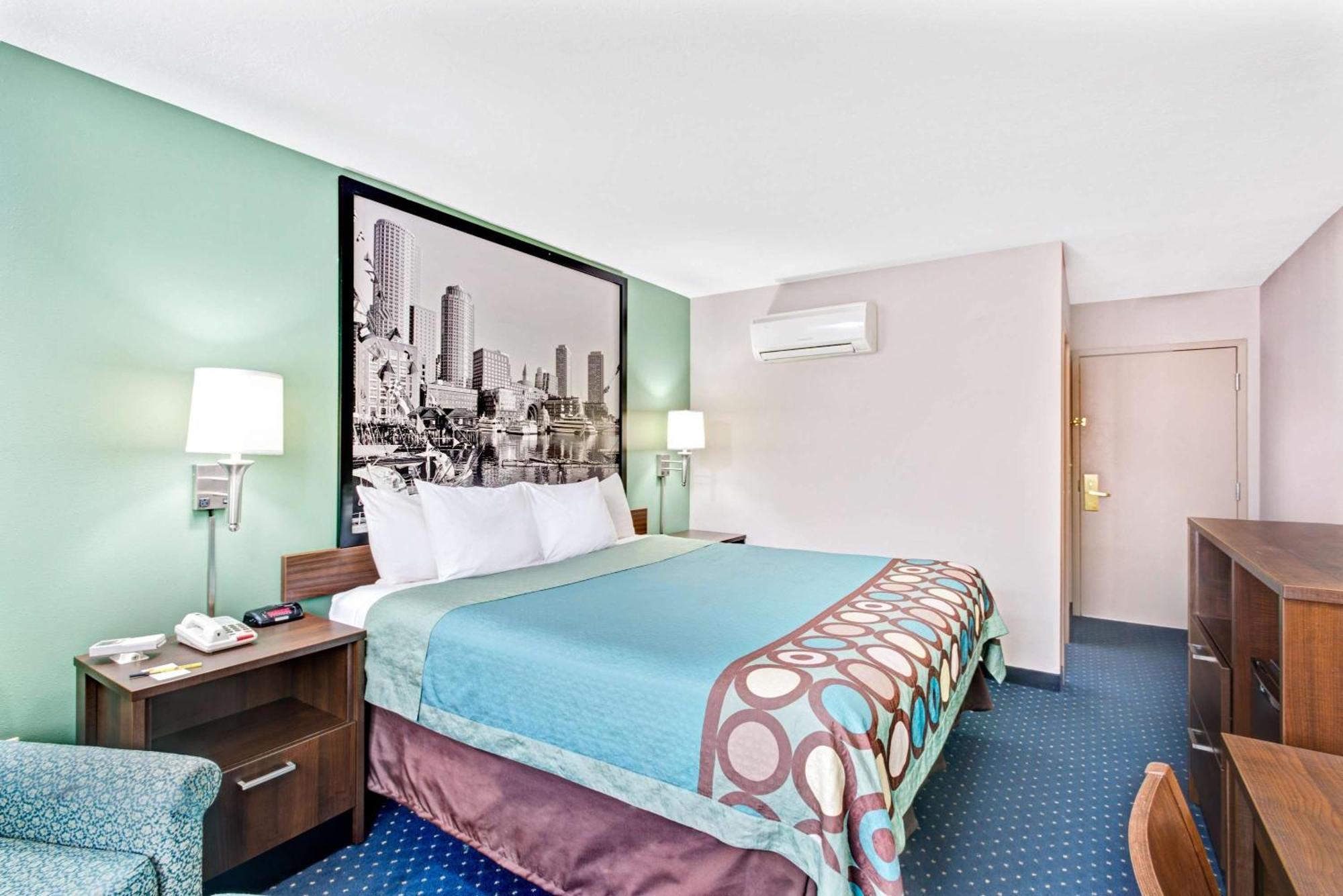 Super 8 by Wyndham Brockton Hotell Exteriör bild
